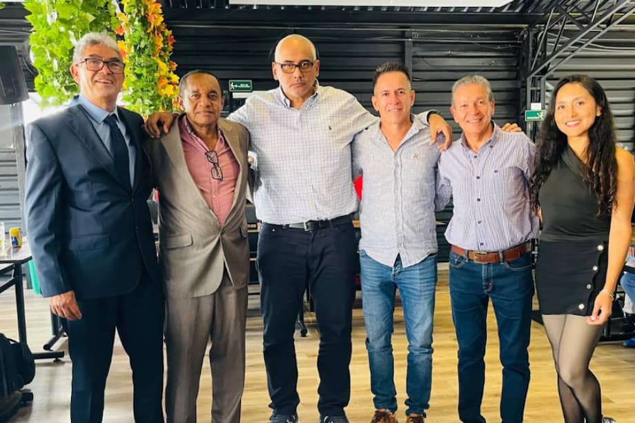 Orlando Ibarra, en medio, nuevo presidente de la Federación Colombiana de Atletismo.