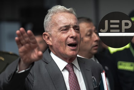 Gobernación de Álvaro Uribe fue mencionada por ganaderos que financiaron masacres