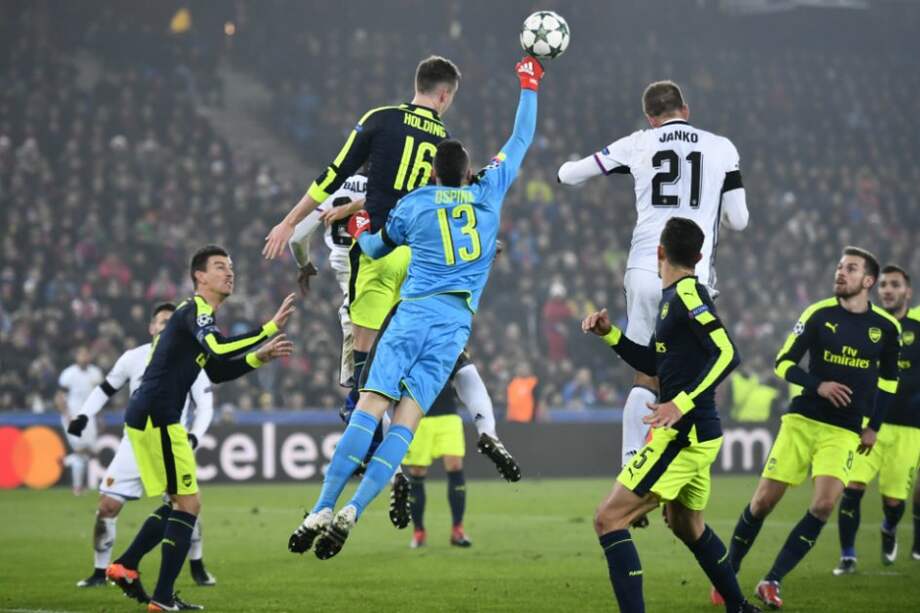David Ospina (c) rechaza una pelota, este martes, en el juego del Arsenal contra el Basel. / AFP
