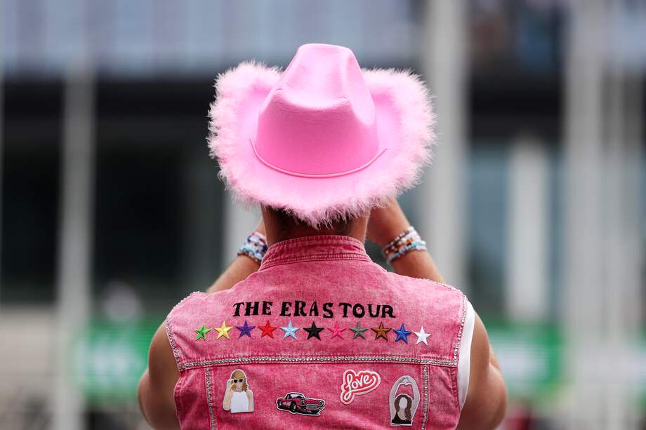 "Tres benditas horas con quince excesivos minutos duró el recital de Taylor Swift. Comenzó puntualmente a las siete, aún de día, una tarde fresca, sin lluvias, y concluyó a las diez y cuarto, ya de noche. Mi esposa y nuestra hija cantaron y bailaron todas las canciones. Yo, con los oídos cubiertos por unos tapones de goma para no sufrir tanto con el bullicio, los alaridos, los chillidos de las jovencitas y las mayorcitas vestidas como jovencitas, bailé solo dos canciones" - Jaime Bayly