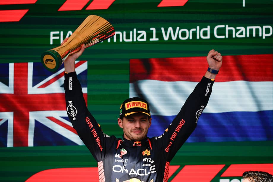 El neerlandés Max Verstappen de Red Bull Racing celebra tras ganar el Gran Premio de Brasil de Fórmula 1, en el circuito de Interlagos, en Sao Paulo (Brasil). EFE/ Isaac Fontana