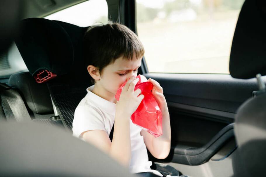 Cómo evitar el mareo de los niños en el carro