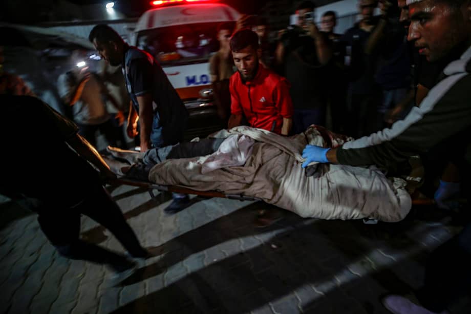 El cuerpo de un hombre es trasladado al hospital Al Shifa, tras un bombardeo de Israel en Gaza.