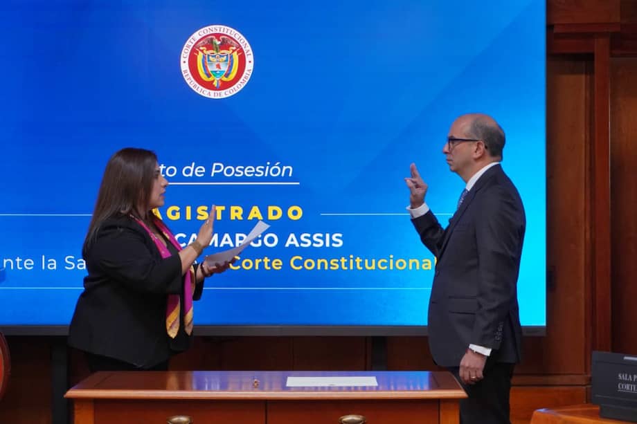 Carlos Camargo Assis durante su posesión como magistrado de la Corte Constitucional. El juramento fue toado por la magistrada Paola Andrea Meneses.