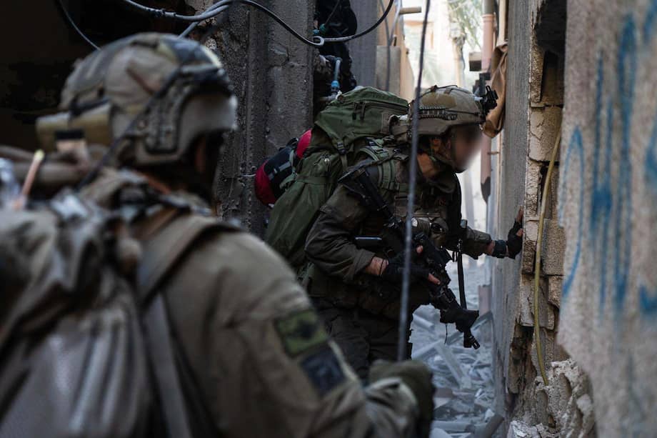 Fotografía facilitada por las Fuerzas de Defensa Israelíes (FDI, en español; IDF, por sus siglas en inglés) que muestra unos militares israelíes durante una incursión en Gaza.
