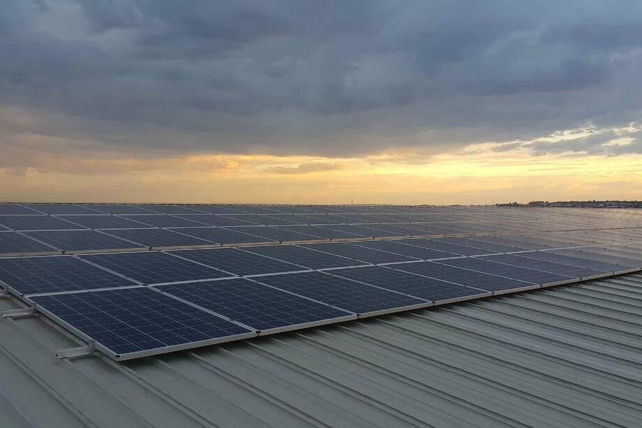 Paneles solares y parques eólicos son unas de las principales fuentes de las que se alimentan las instalaciones de Apple. / Pixabay