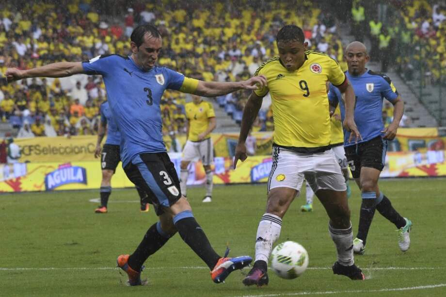 El jugador de la selección Colombia, Luis Fernando Muriel, en el juego ante Uruguay por la décima fecha de las eliminatorias mundialistas camino a Rusia 2018. / AFP