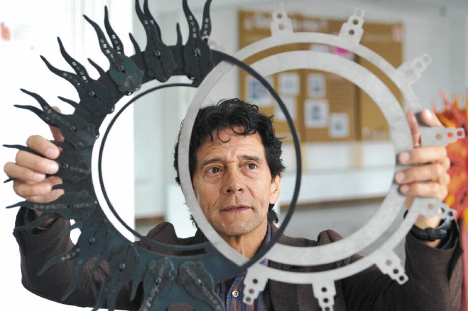 Wilfredo Barbosa con una de sus esculturas, “Chiez amuyhyzynzuca” (vocablo muisca), en español: Eclipse. / Fotos: Gustavo Torrijos