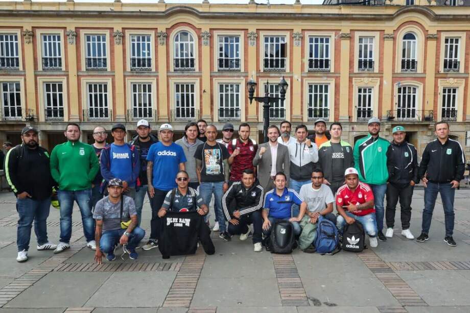 "Nación Verdolaga", "Blue Rain 1992" y "la Guardia Albi-Roja Sur" fueron algunas de las hinchadas que participaron en la primera reunión de la Mesa Distrital de Barras. / Tomada de Twitter: @LuisErnestoGL