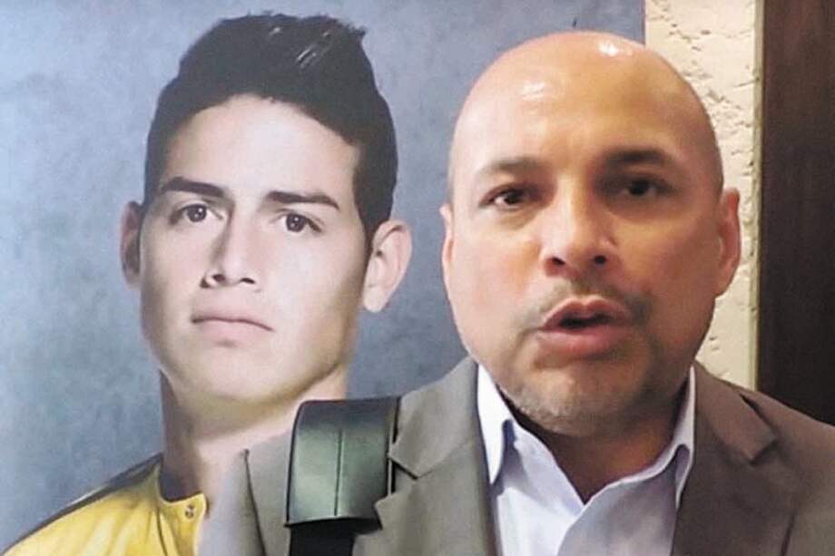 Juan Carlos Restrepo y atrás su hijo James Rodríguez, a quien formó como futbolista desde niño. / Cortesía