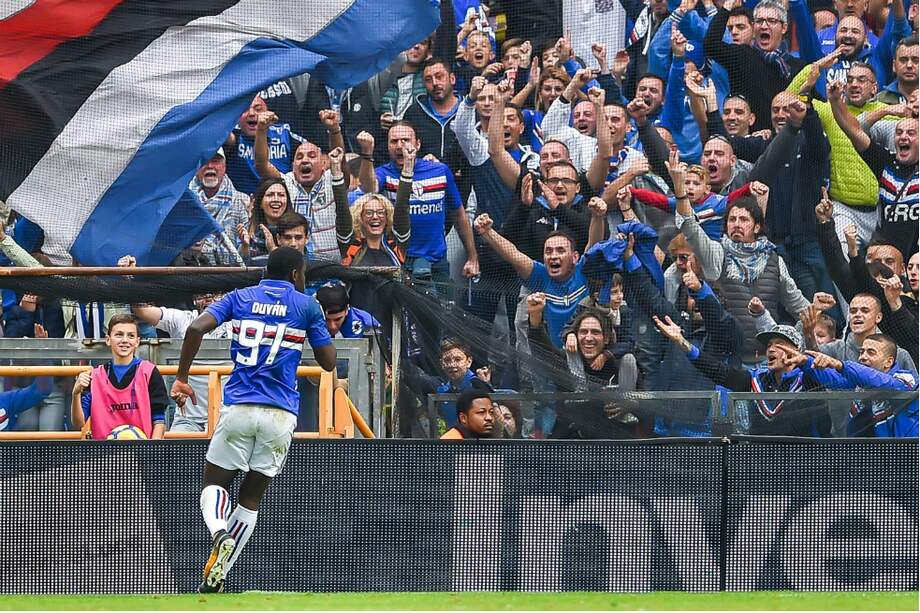 El colombiano Duván Zapata, jugador de Sampdoria, festeja el gol que anotó este domingo frente al Chievo en la Liga de Italia. / EFE