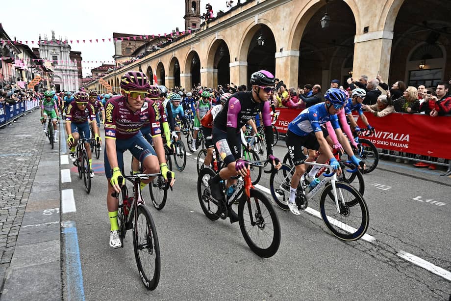 Los líderes de las clasificaciones del Giro de Italia se alistaban para el comienzo de la etapa 12.