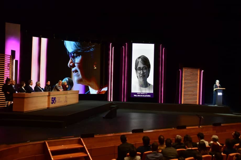 En el Teatro Mayor Julio Mario Santo Domingo se dio la entrega del Premio Nacional de Periodismo Simón Bolívar.