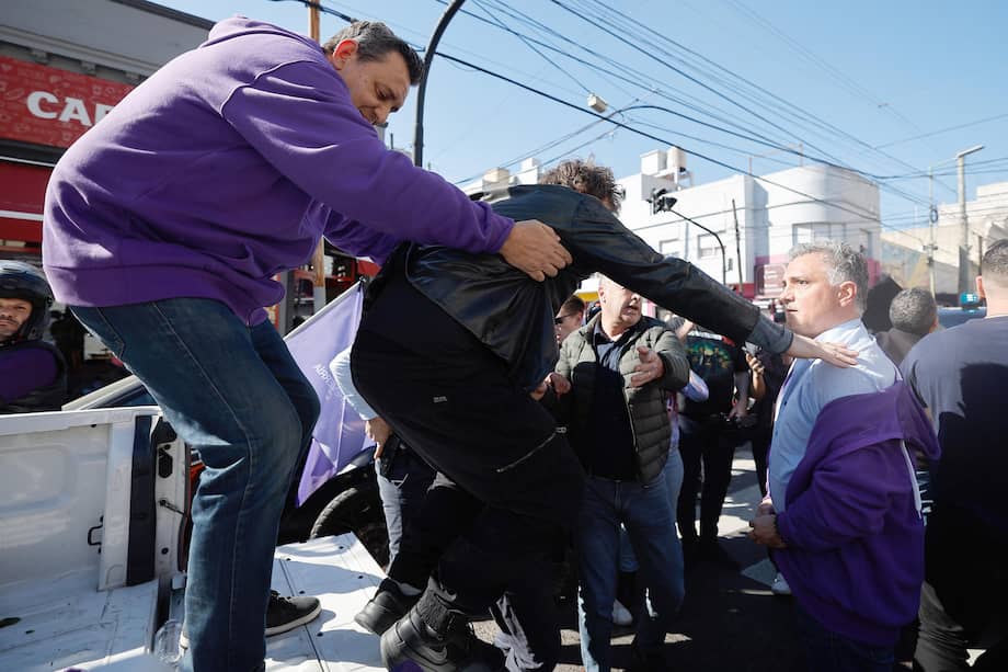 El presidente de Argentina, Javier Milei, es custodiado durante un acto de campaña electoral de candidatos de su partido este miércoles, en Lomas de Zamora.