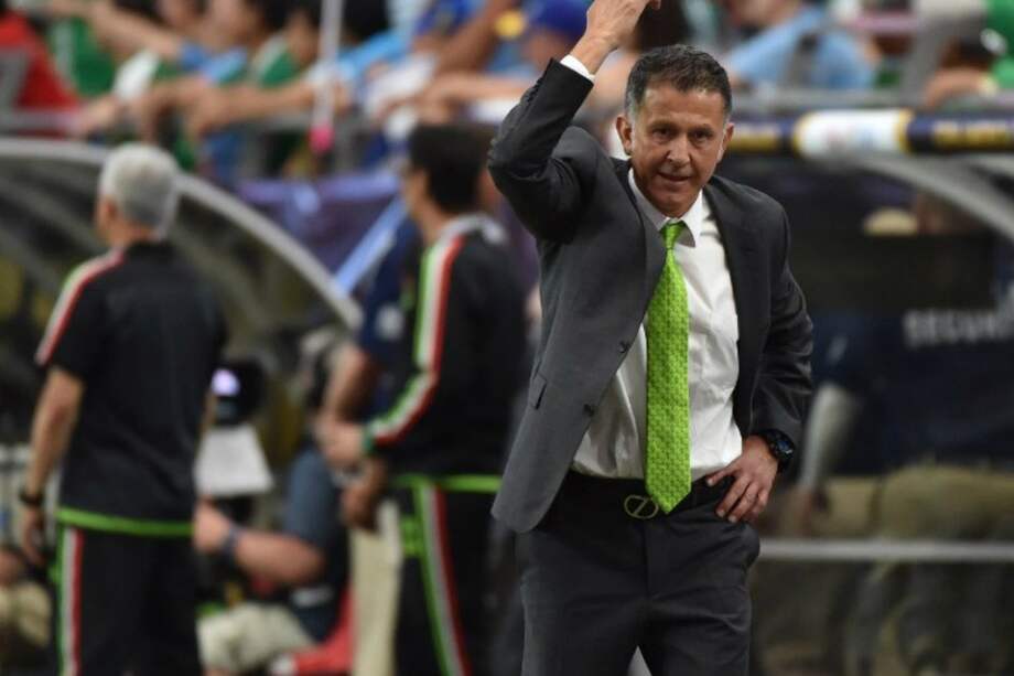 Juan Carlos Osorio, entrenador colombiano de la selección de México, durante el partido contra Uruguay. / AFP