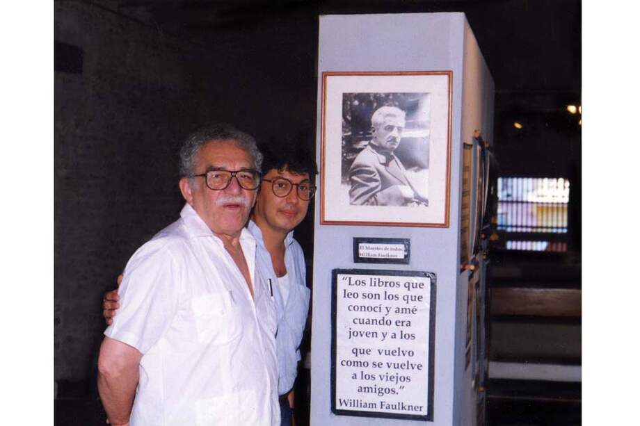 El nobel y Gustavo Ramírez. / Archivo particular