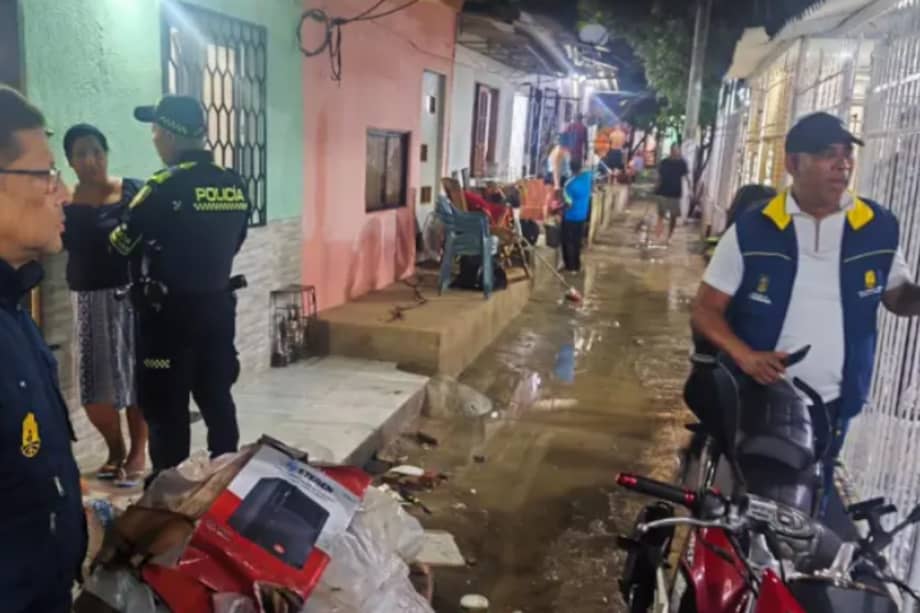El agua alcanzó un metro de altura dentro de varias viviendas, dejando pérdidas de colchones, electrodomésticos y enseres.