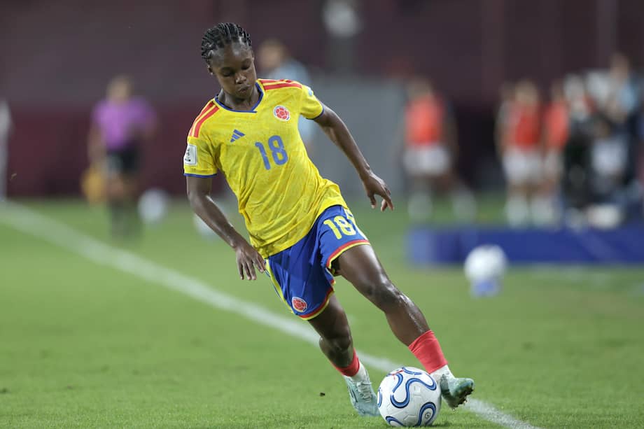 Linda Caicedo el balón durante el partido de la Liga de Naciones Femenina entre Argentina y Colombia en el estadio Ciudad de Lanús de Argentina.