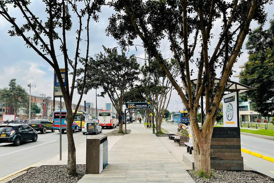 La nueva ciclorruta de la calle 13 con carrera 106 está hecha con madera plástica.