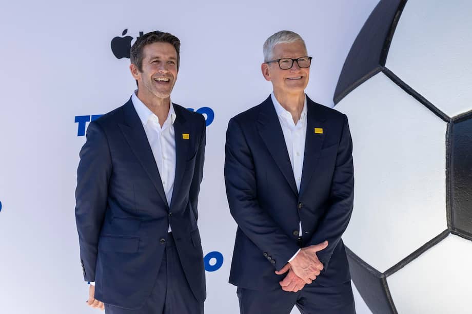 Fotografía de archivo del 27 de julio de 2026 que muestra a John Ternus (i) y Tim Cook (d) llegando al estreno mundial de la cuarta temporada de la serie de televisión 'Ted Lasso' en el Academy Museum of Motion Pictures de Los Ángeles, California (EE. UU.).
