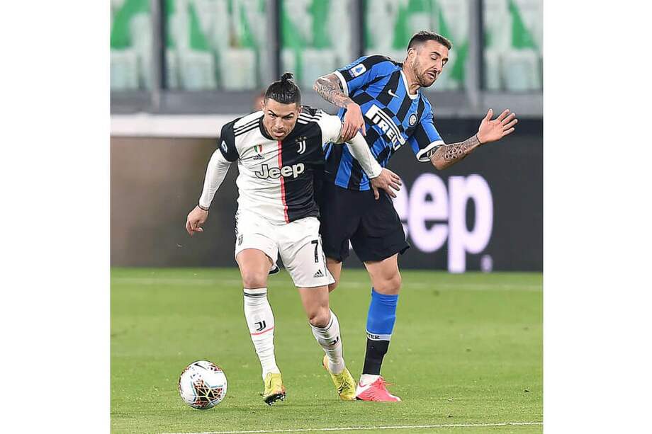 Cristiano Ronaldo, que llegó a 1000 partidos, protegiendo el balón ante el ataque de Matias Vecino. / EFE