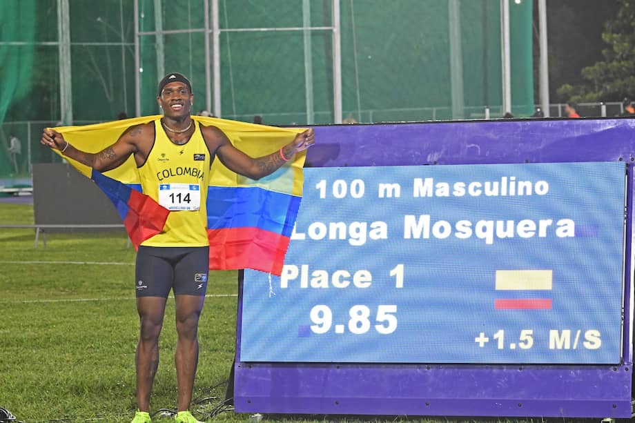Ronal Longa Moquera posando junto a su nueva marca en el atletismo colombiano.