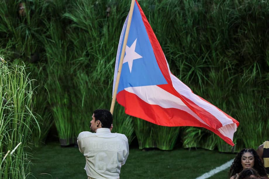 Bad Bunny cantó íntegramente en español durante el medio tiempo del Super Bowl, un gesto que tuvo impacto cultural inmediato.