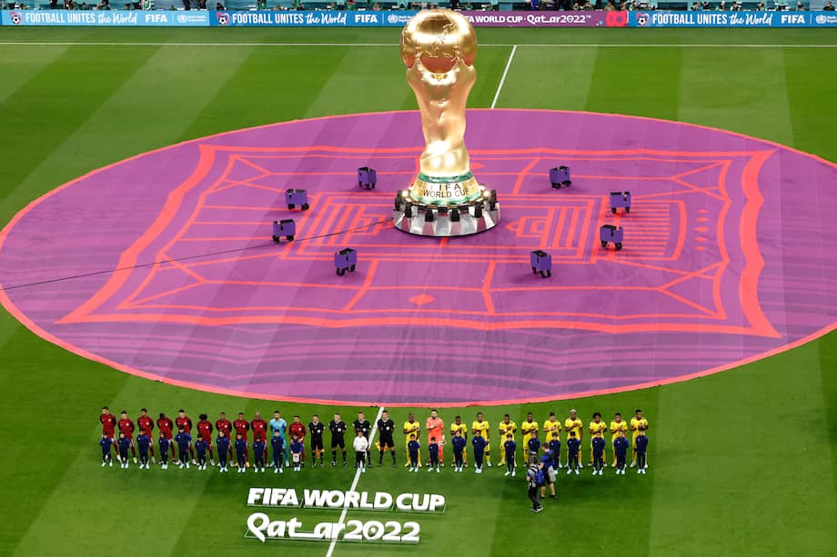 "Qatar, gracias a los oficios del oro (¿y del moro?) y que todo, si se tiene el poder del petróleo (oro negro) y de otras riquezas, se hace posible, fue el seleccionado (¿predestinado?), no por Alá, “el más grande”, gracias al poder despótico de una casta, de un régimen antidemocrático, que desde entonces pasaría a hacer parte del lenguaje cotidiano del orbe entero. La FIFA se la jugó (años después, cuando ya era muy tarde, se arrepintió su pluma mayor, el don Blatter). El fútbol todo lo puede".