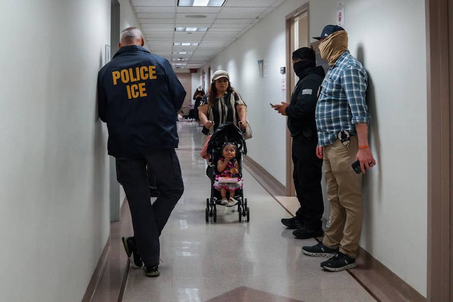 El hijo de una persona que compareció ante un tribunal de inmigración observa a los agentes del Servicio de Inmigración y Control de Aduanas de Estados Unidos (ICE).