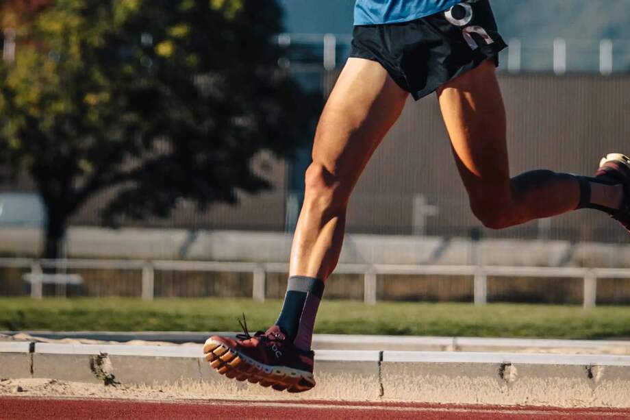 Mantener el cuerpo activo, revisar la postura, trabajar la movilidad, controlar la respiración y planear la ruta son acciones al alcance de cualquier corredor. No requieren equipo especial ni tiempo adicional, solo un cambio de actitud frente a las pausas obligatorias.