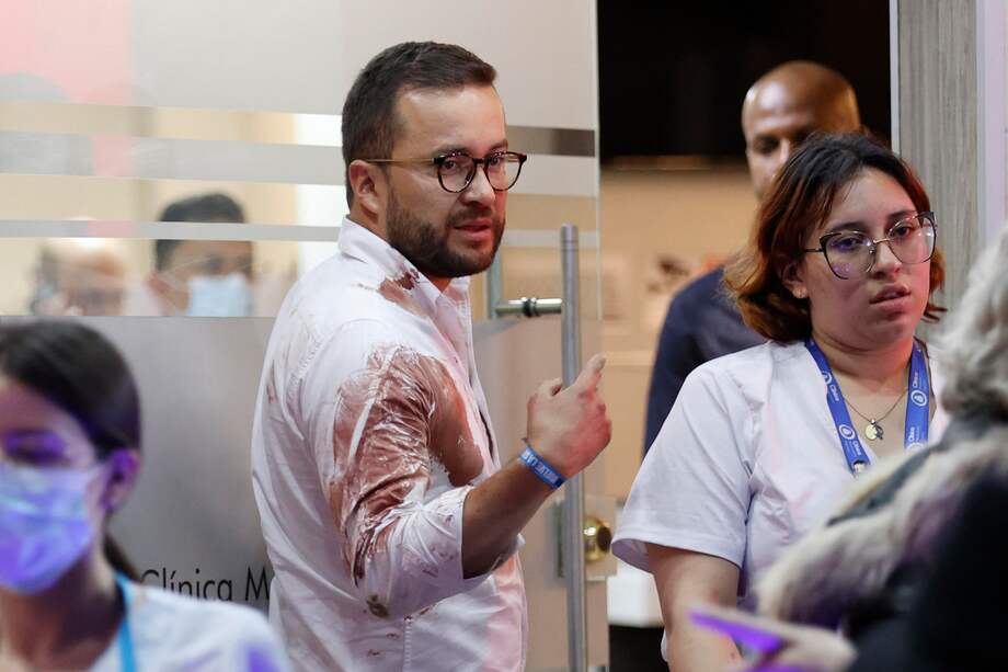 AME4277. BOGOTÁ (COLOMBIA), 07/06/2025.- El concejal Andrés Barrios (c) habla desde la Clínica Medicentro donde es atendido el senador Miguel Uribe Turbay, este sábado en Bogotá (Colombia). Uribe Turbay, uno de los aspirantes presidenciales del partido uribista Centro Democrático, fue herido durante un atentado en un acto político en Bogotá. EFE/ Mauricio Dueñas Castañeda