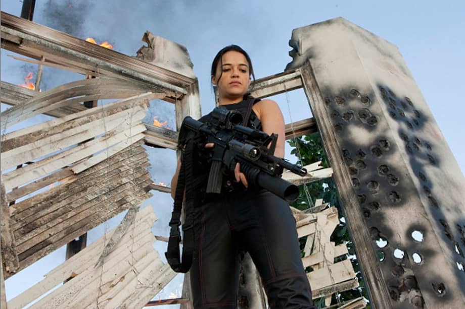 Michelle Rodríguez, quien luce tacón, pantalones ceñidos y cara de ángel en su papel en la saga "Resident Evil", toda una rareza para la chica más dura de Hollywood. / Efe.