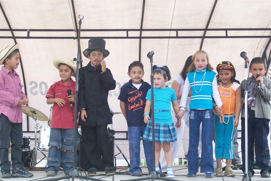 Representación niños invisibles festival de la Piedra cementerio central 2007.