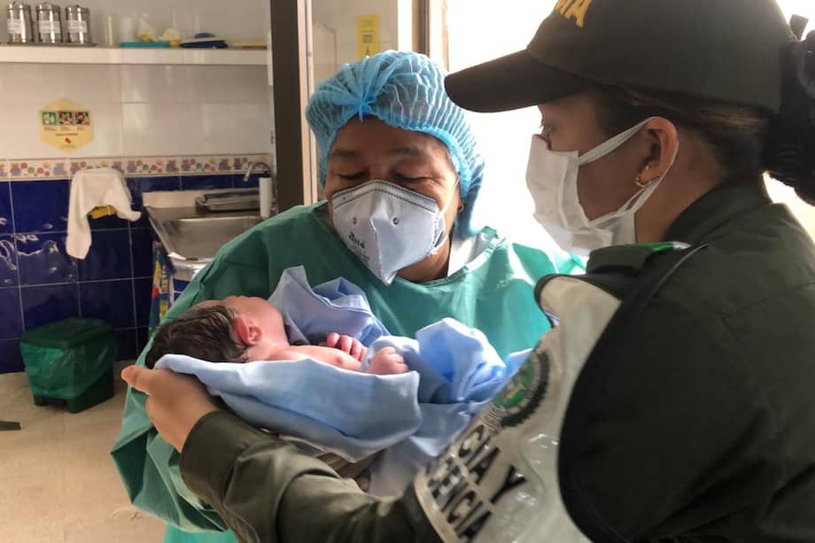 Momentos en que la pequeña es llevada a la clínica.