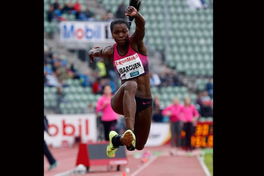 La atleta colombiana Catherine Ibarguen compite en la prueba de triple salto durante la edición de la Liga de Diamante disputada en el estadio Bislett de Oslo.