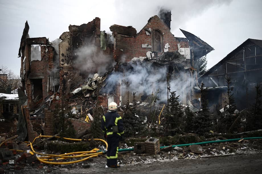 Un rescatista ucraniano está junto a una casa gravemente dañada tras un ataque aéreo ruso contra la región de Kiev.