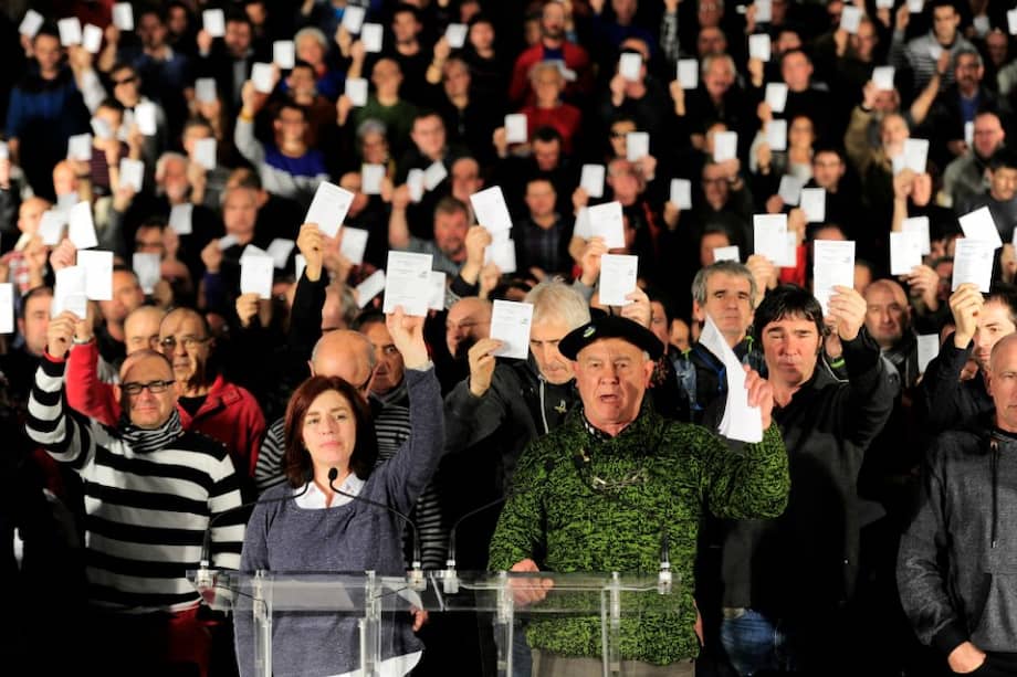 Exprisioneros de ETA en diciembre de 2015, cuando abogaban por votos para el partido EH Bildu, cercano a sus propósitos. / AFP