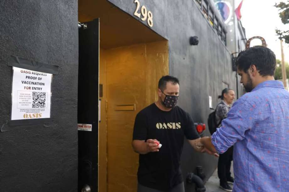 Pedir el código de acceso sanitario, que certifique vacunación contra el COVID19, se está volviendo común para ingresar a cualquier local. Discoteca en San Francisco, California. / AFP