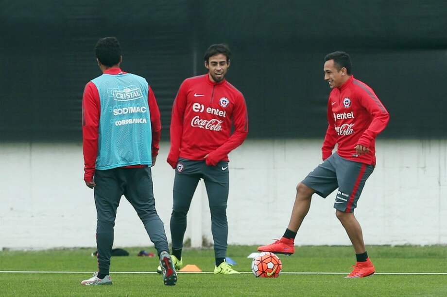 Jorge Valdivia (c) y Fabián Orellana (d) durante un entrenamiento en el complejo deportivo Juan Pinto Durán, en Santiago. /EFE
