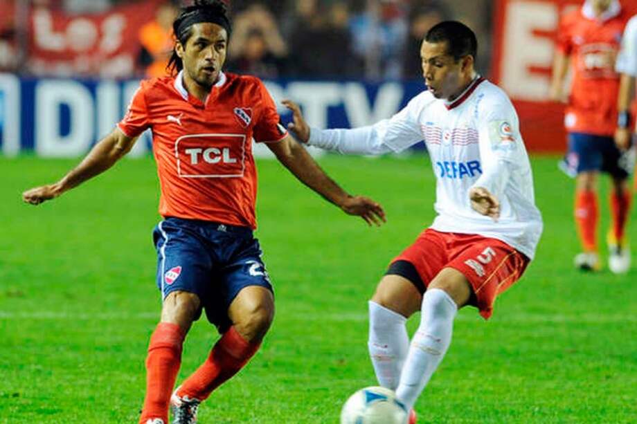 El jugador colombiano Fabián Vargas toca el balón en el juego contra Argentinos. / Tomada de ole.com.ar
