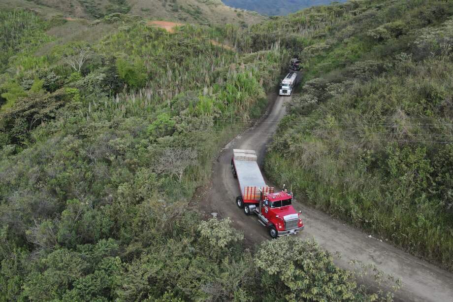 Las pruebas de carga por la vía alterna Depresión - La Sierra – Rosas se realizaron con 19 tractomulas.