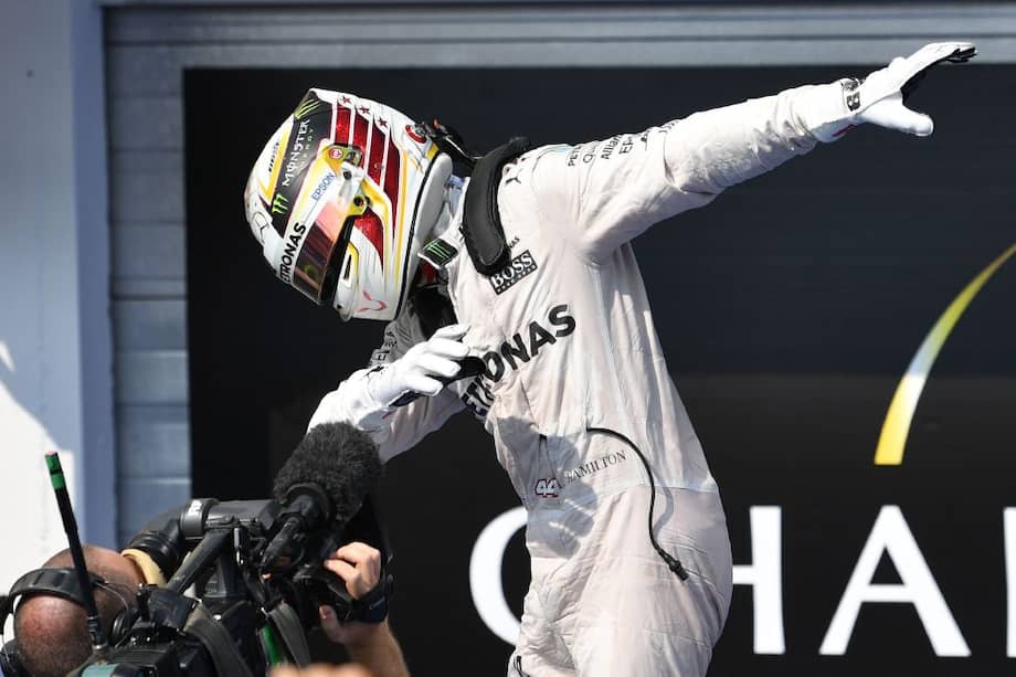 El británico Lewis Hamilton celebra su victoria en el Gran Premio de Hungría. / Efe