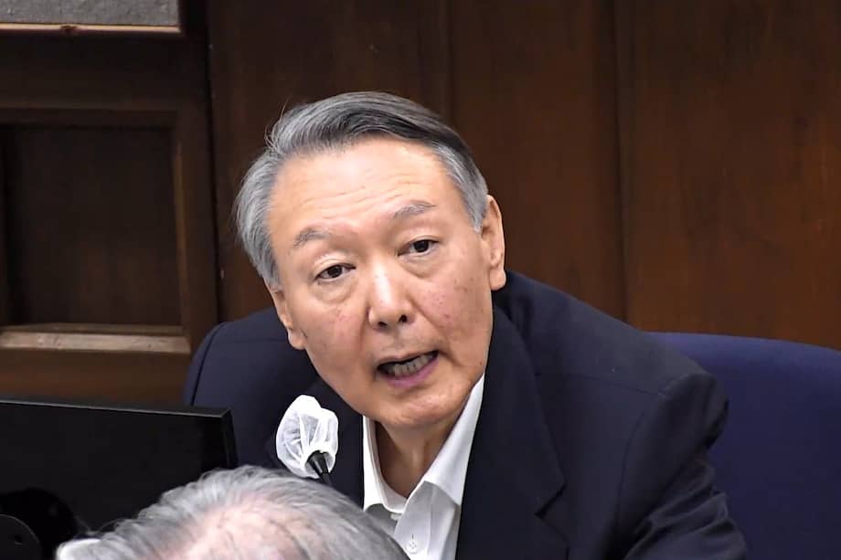 Una foto facilitada por el Tribunal del Distrito Central de Seúl muestra al expresidente surcoreano Yoon Suk Yeol haciendo una declaración final mientras asiste a los alegatos finales de su juicio por insurrección en el Tribunal del Distrito Central de Seúl, en Seúl, Corea del Sur, el 13 de enero de 2026 (publicada el 14 de enero de 2026).