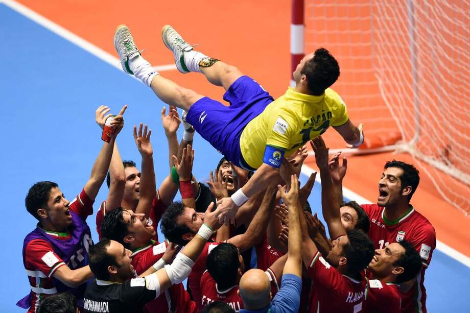 Falcao levantado por los jugadores de Irán. / AFP