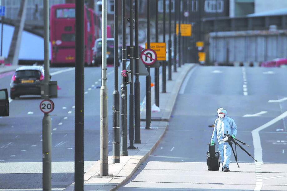 En la zona del ataque se activó un amplio dispositivo policial, en la mañana de ayer. / AFP