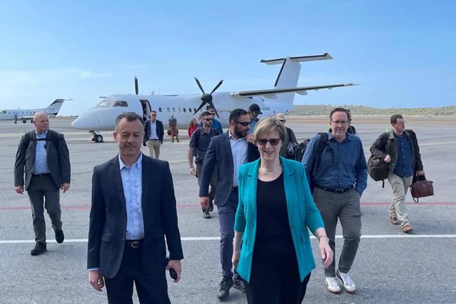 La embajadora Laura Dogu (c) camina a su llegada este sábado, al aeropuerto Internacional Simón Bolívar en Maiquetía.