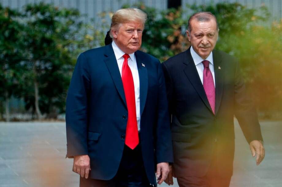 Donald Trump acompañado del presidente de Turquía, Recep Tayyip Erdogan. / AFP