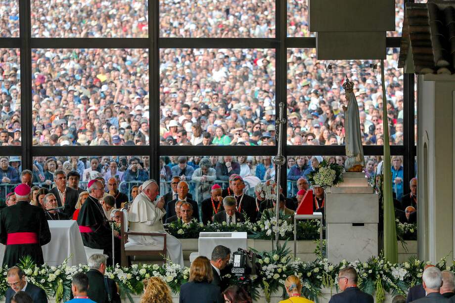 El Papa Francisco (c-i, de blanco) reza en la Capilla de las Apariciones en el Santuario de Nuestra Señora de Fátima, en Fátima, Ourem, Portugal, hoy 5 de agosto de 2023.
