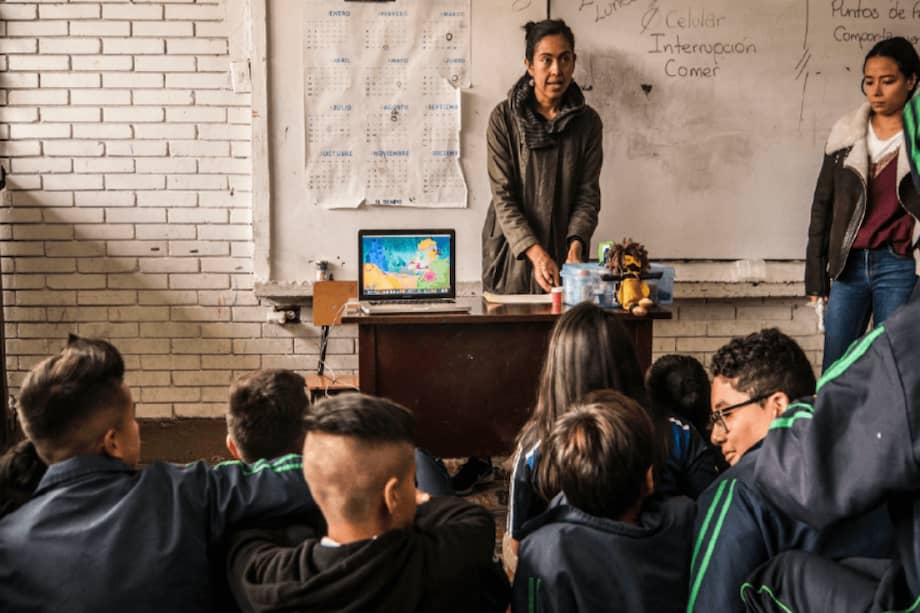 Adela Andrea González Pacheco trabaja en un proyecto que diseña estrategia para combatir la discriminación racial. / Acumen