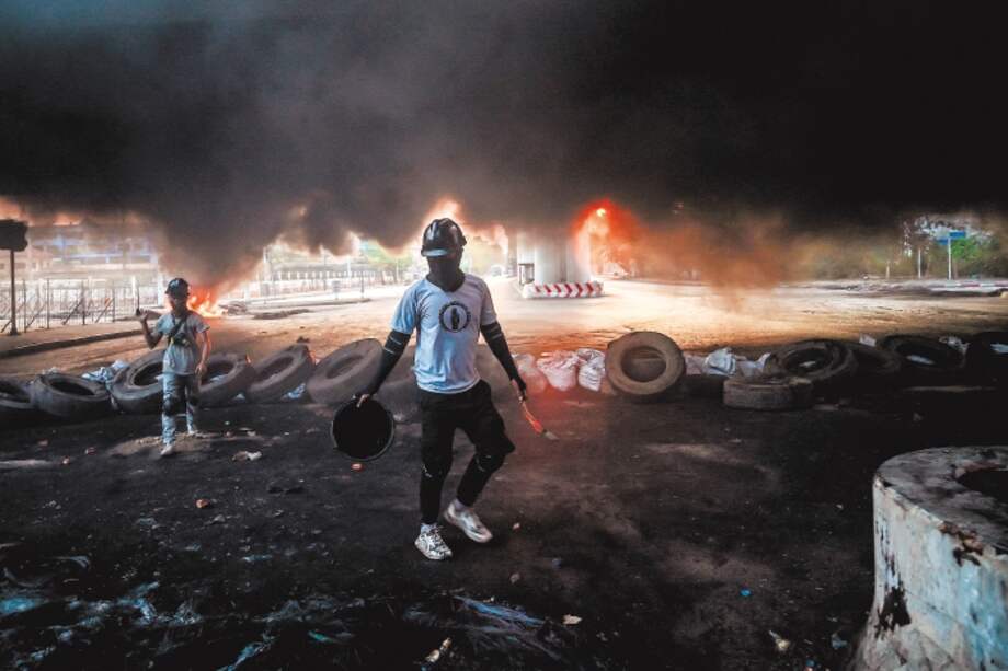 Un grupo de jóvenes arman una barricada durante las protestas en Birmania. / AFP